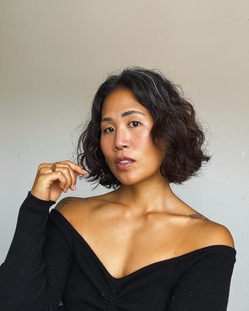 Mulher com blusa preta e cabelo escuro italian bob