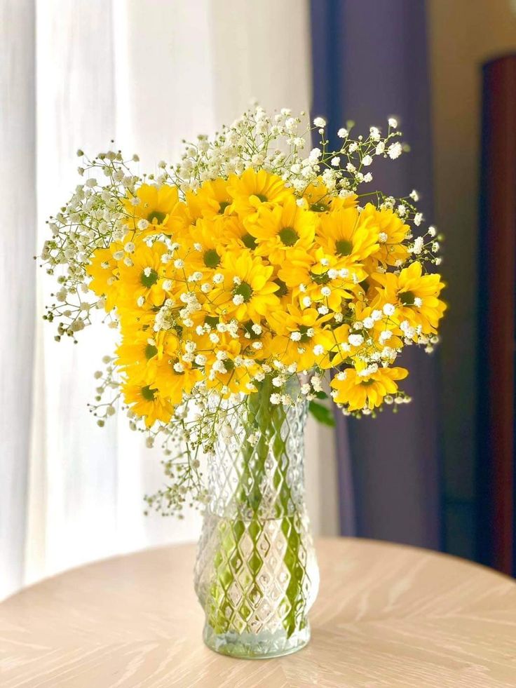 Margaridas amarelas em vaso transparente
