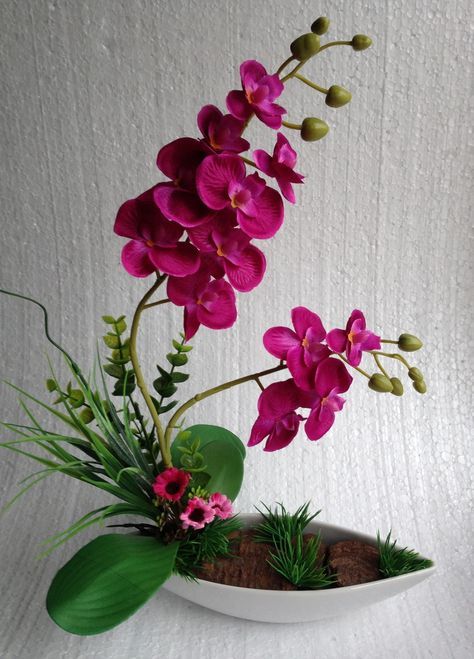 Beleza e cores alegres no arranjo da orquídea