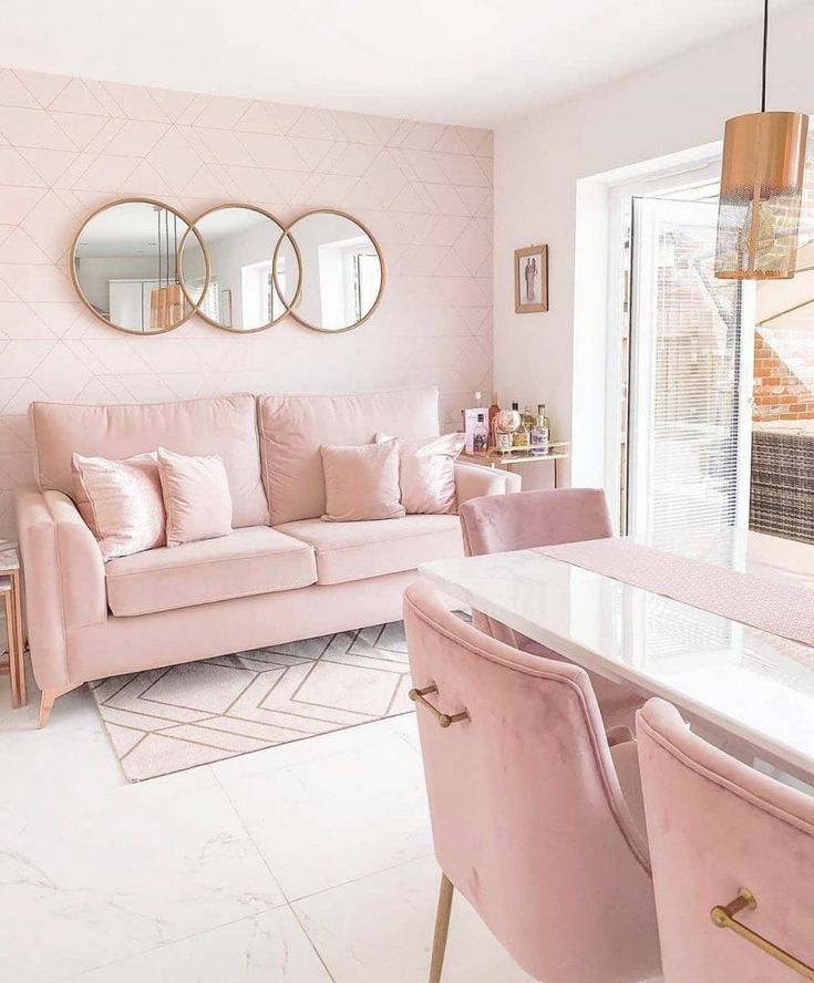 Sala de estar em rosa claro