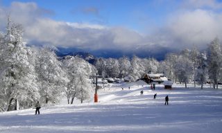 Imagem de um campo de esquí com neve no inverno 2024