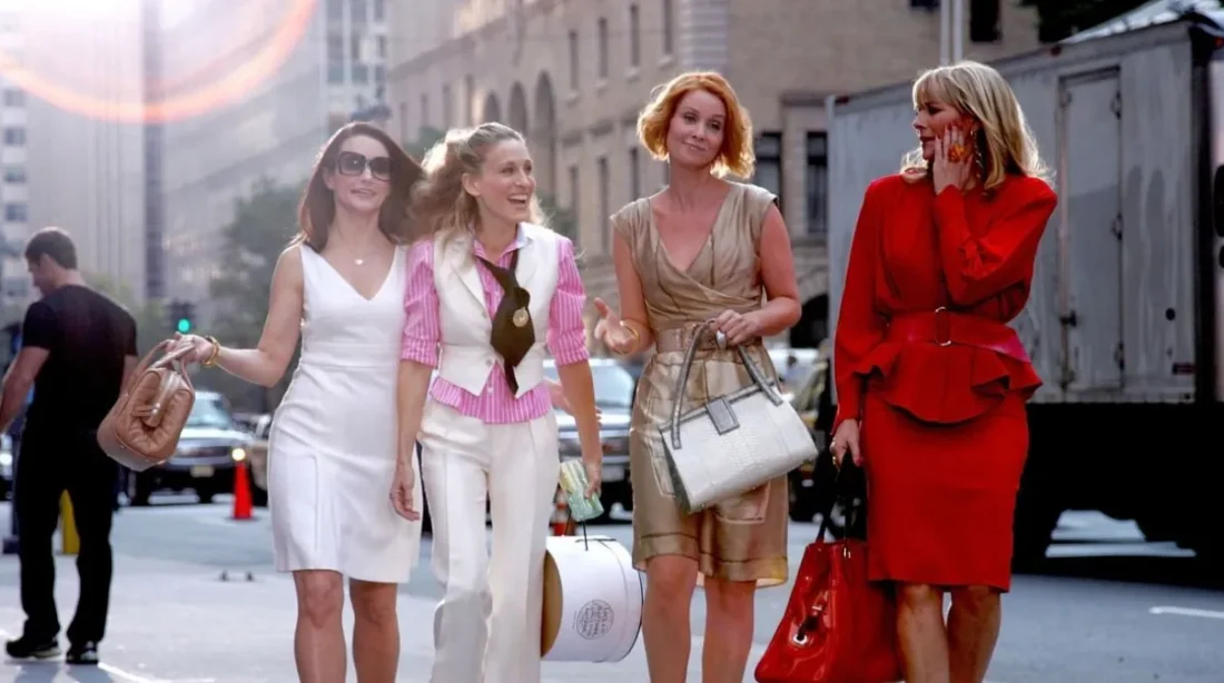 Quatro mulher caminhando juntas