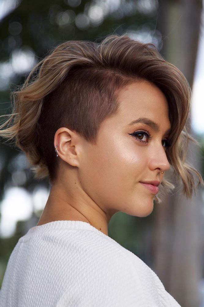 Mulher com blusa branca e corte side cut