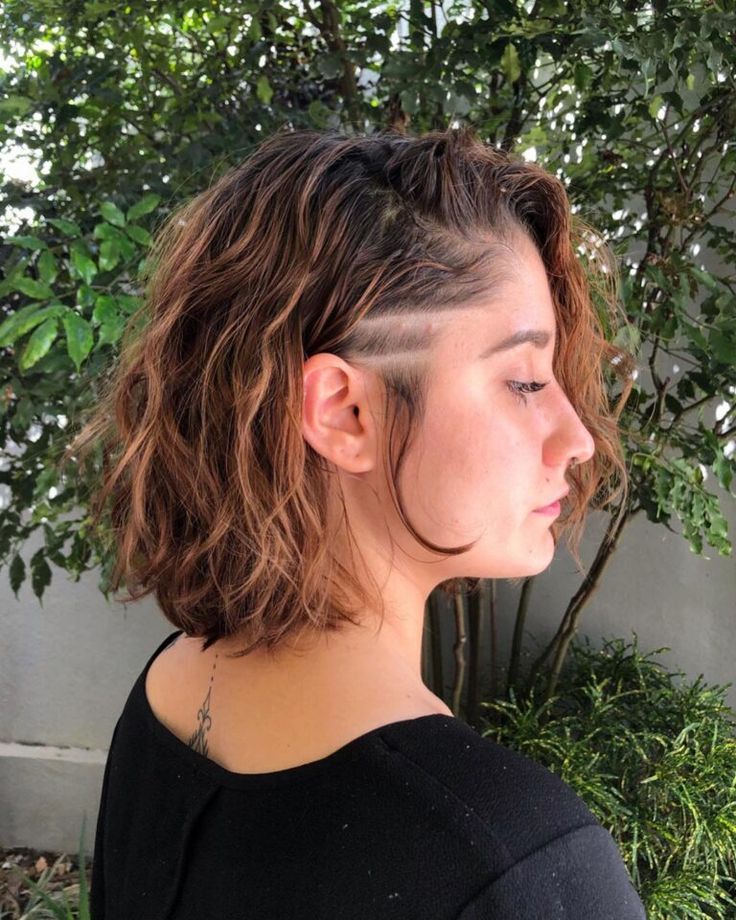 Mulher com blusa preta e cabelo sidecut 