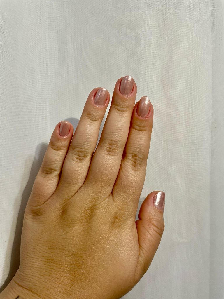Mão reta com unha nude perolada