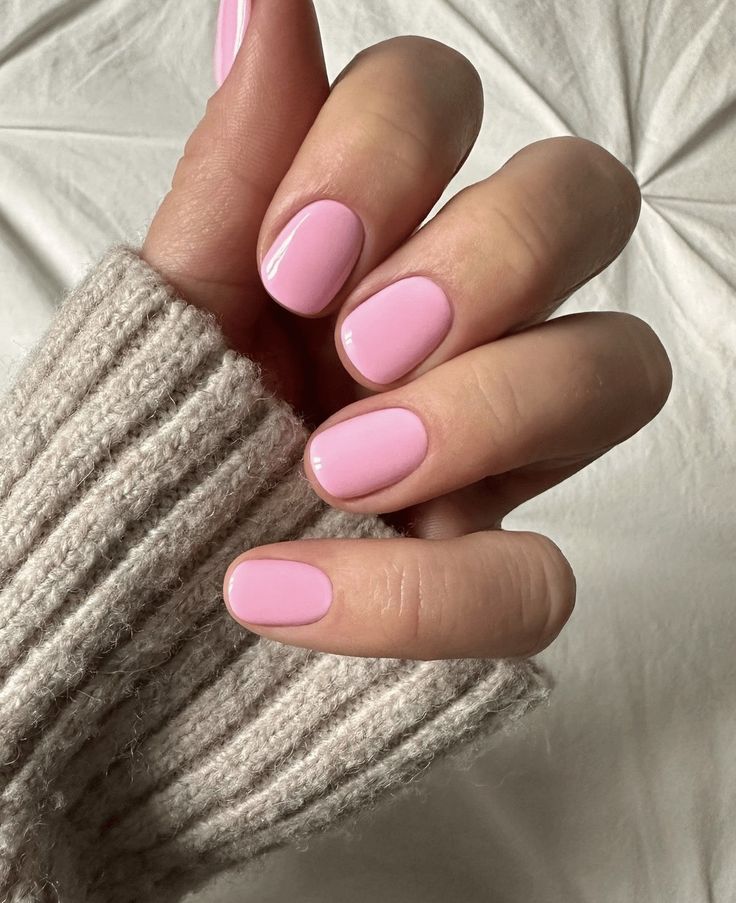 Mão branca curvada com unha rosa