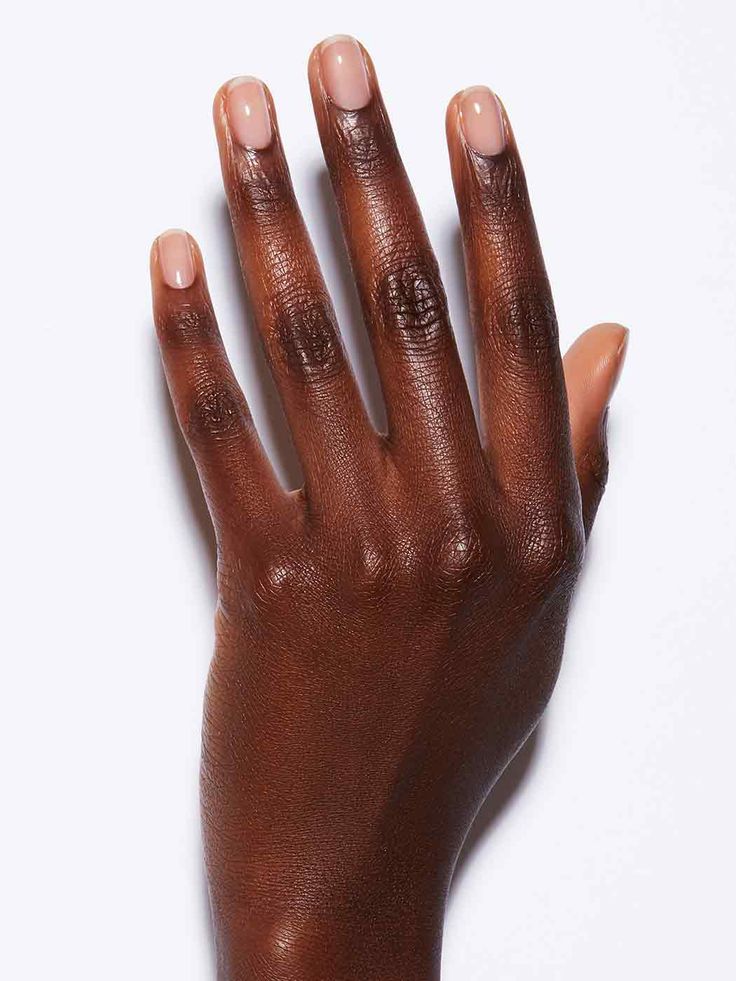 Mão negra com unha natural