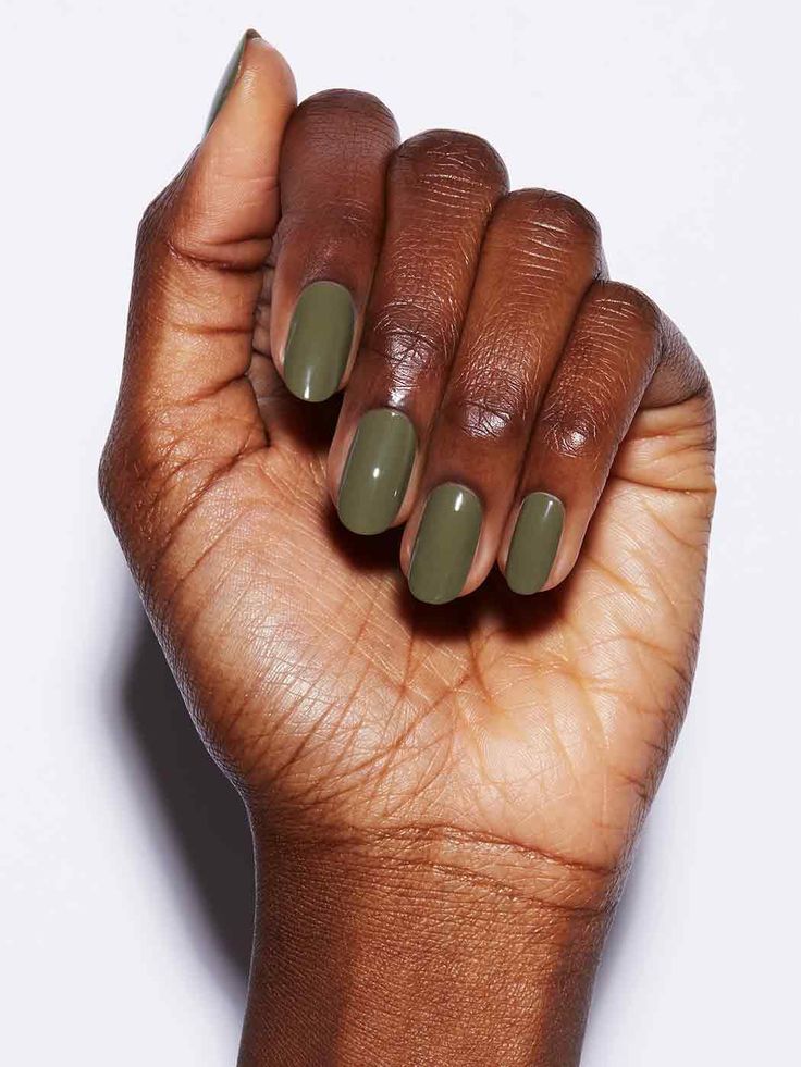 Mão negra encurvada com esmalte verde musgo
