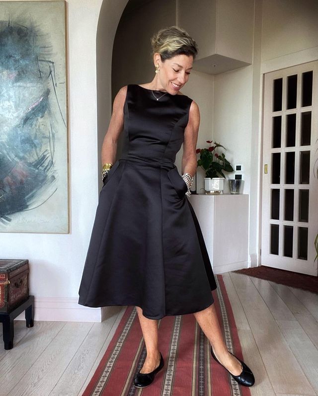 Mulher branca com vestido e sapatilha pretas 