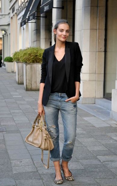 mulher usando calça jeans e blazer