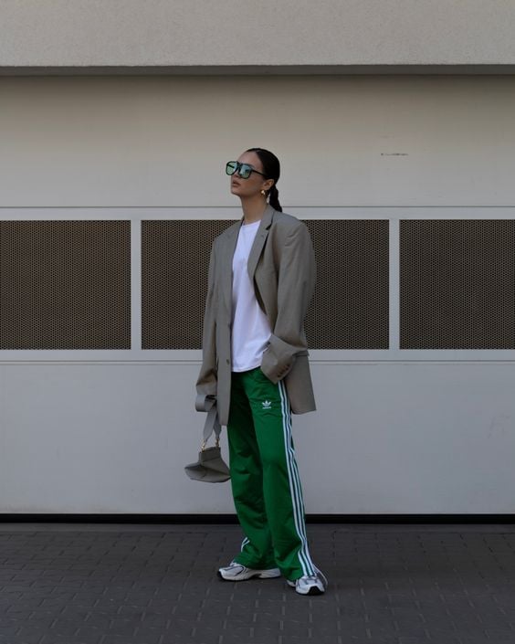 look com blazer cinza, camiseta branca e calça adidas