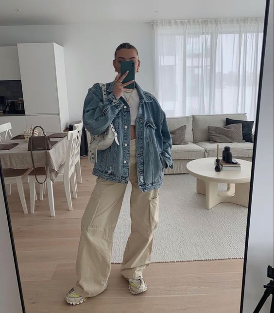 Mulher usando jaqueta jeans e calça cargo 