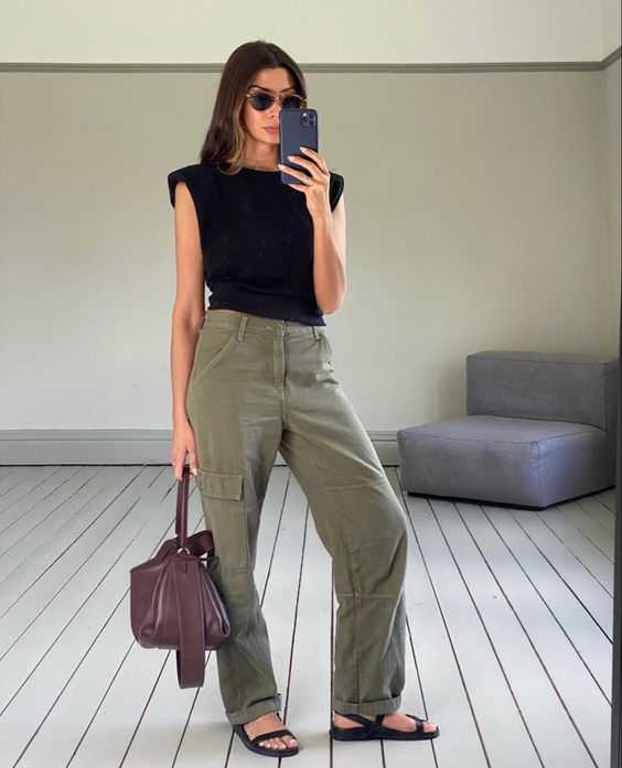 Look com camiseta preta e chinelo preto