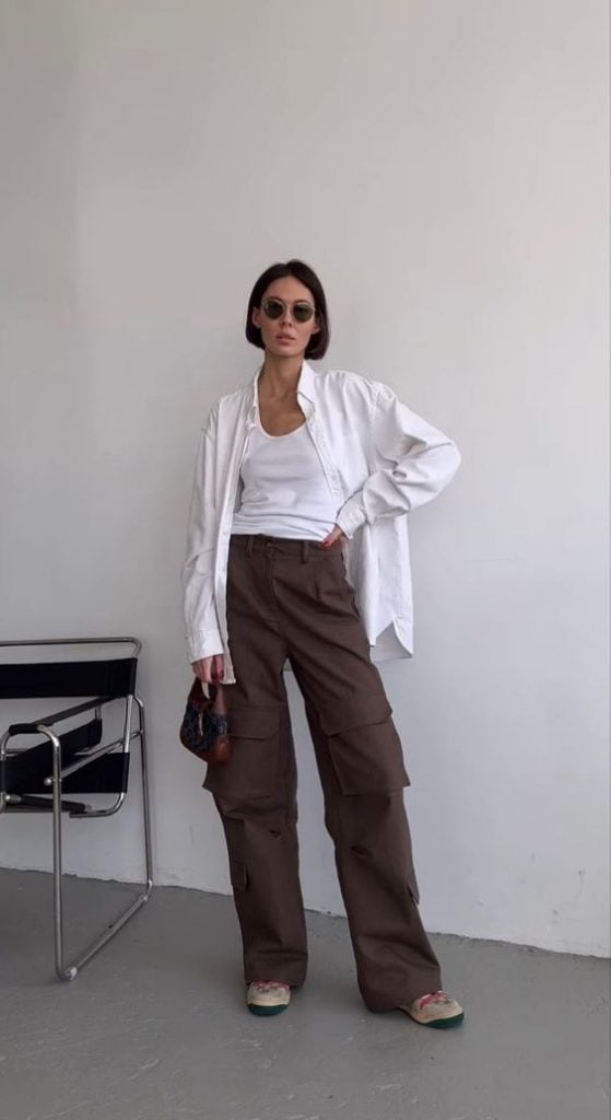 mulher usando camisa branca, regata branca e tenis