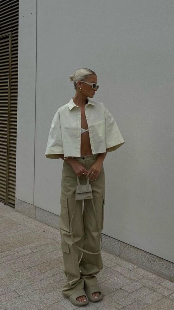 Look com camisa de manga curta, calça cargo e flats