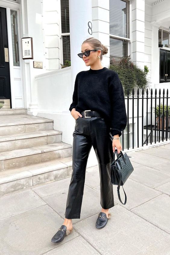 mulher usando sueter preto e calça resinada preta