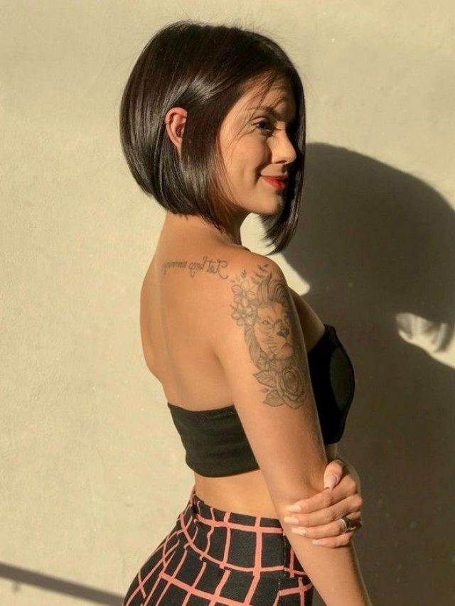 Mulher com cabelo curto, com chanel de bico, com franja longa lateral