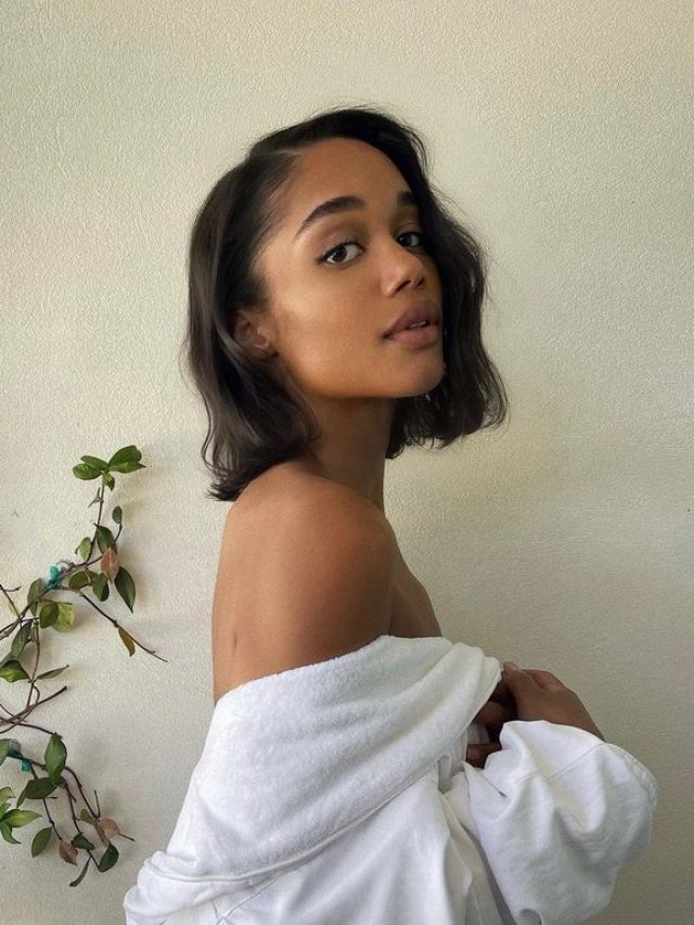 Mulher com cabelo liso e curto, no estilo bob,