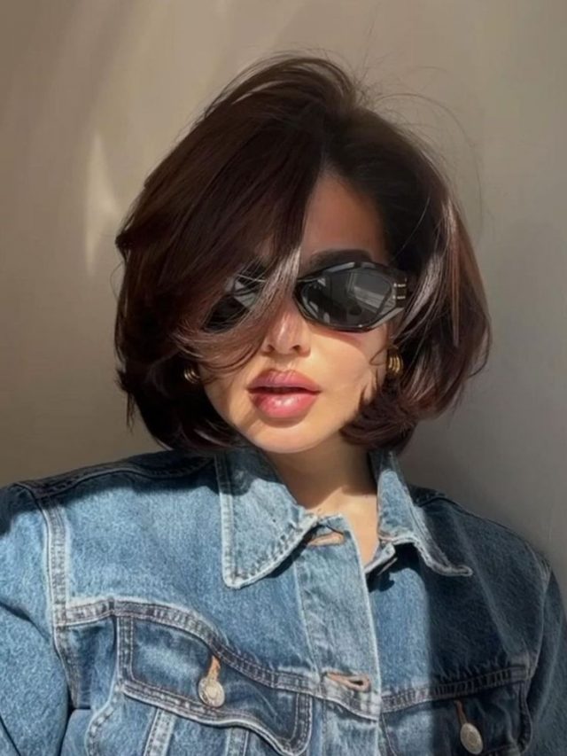 Mulher com corte de cabelo chanel com franja longa
