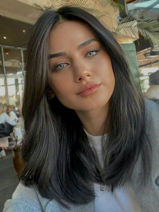 Mulher branca com cabelo em comprimento médio e liso