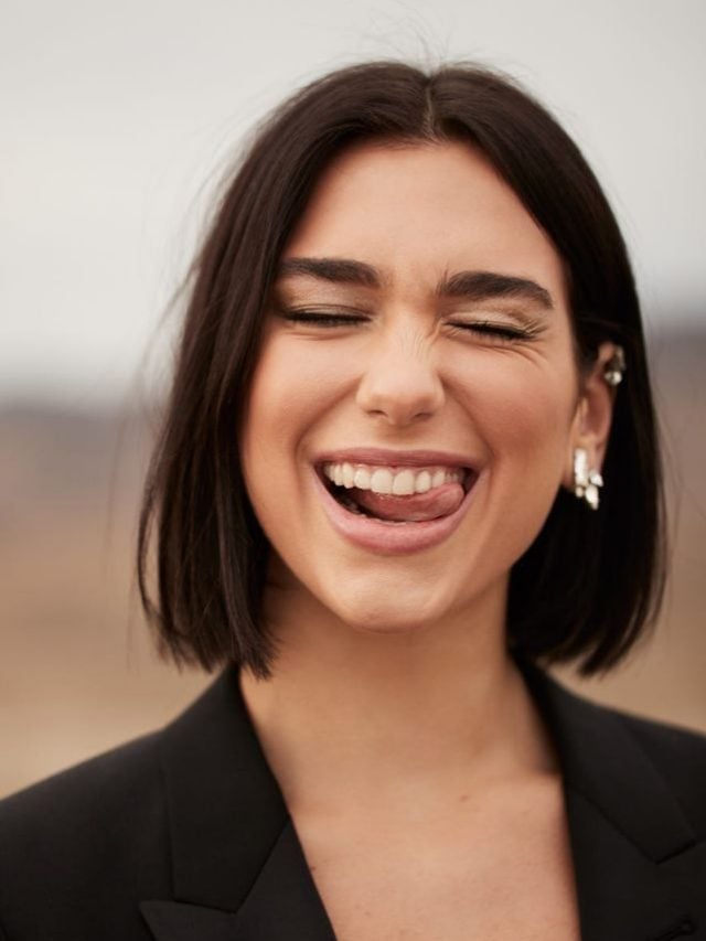 Dua Lipa com cabelo curto blunt bob em corte reto
