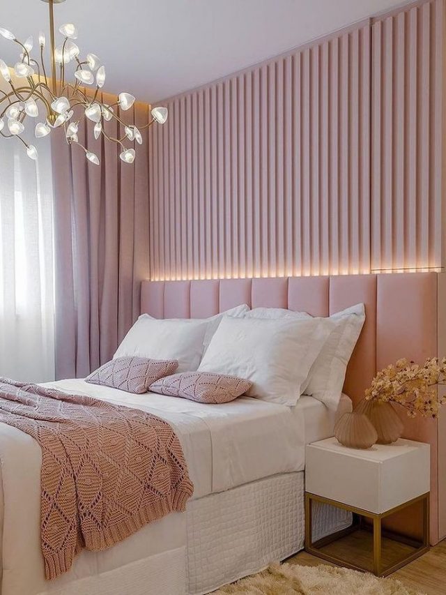 Quarto com cabeceira e enxoval rosa