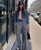 Mulher usando jaqueta jeans, cropped branco e calça de alfaiataria larga