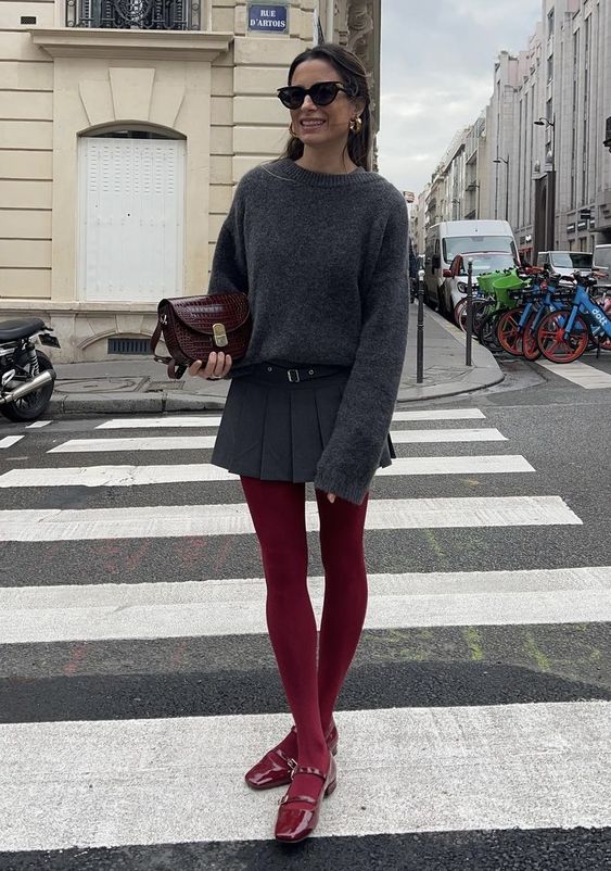 Look com minissaia e meia-calça vermelha