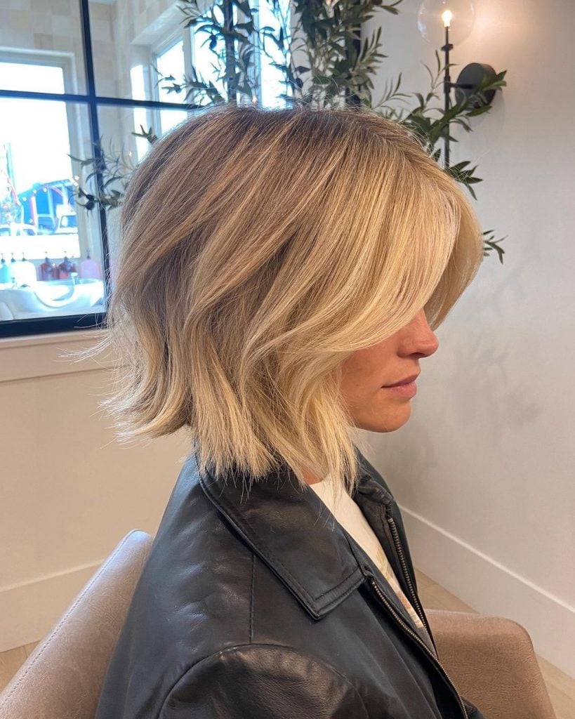 Mulher com cabelo curto, loiro e com franja