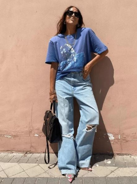 mulher usando camiseta azul e calça jeans