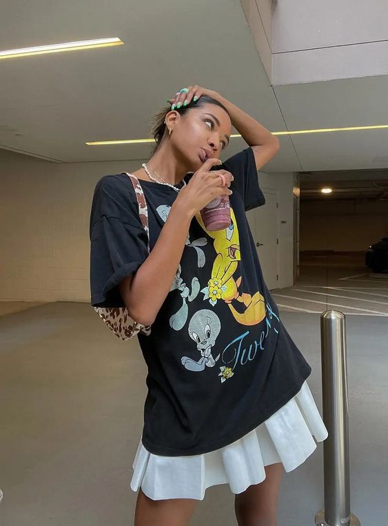 looks com camiseta preta estampada