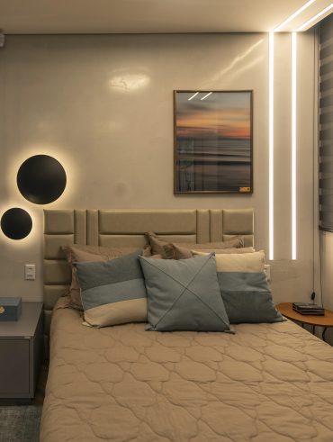 Quarto em tons de cinza com luzes de led