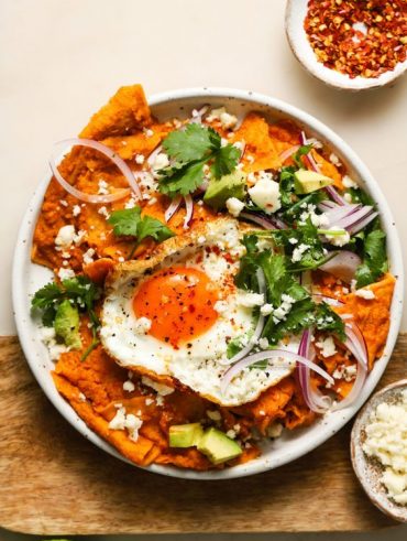 Prato tradicional do México com ovo, chamado chilaquiles