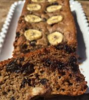 Bolo cortado, de banana e uvas passas