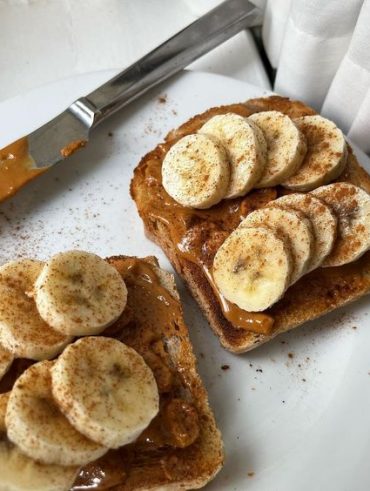Toast de banana com doce de leite e queijo