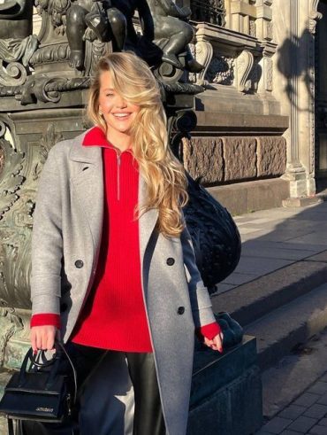 Look cinza com vermelho