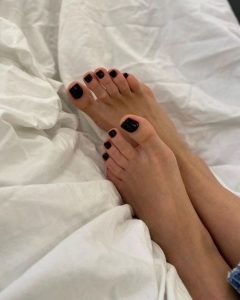Unhas dos pés com esmalte preto