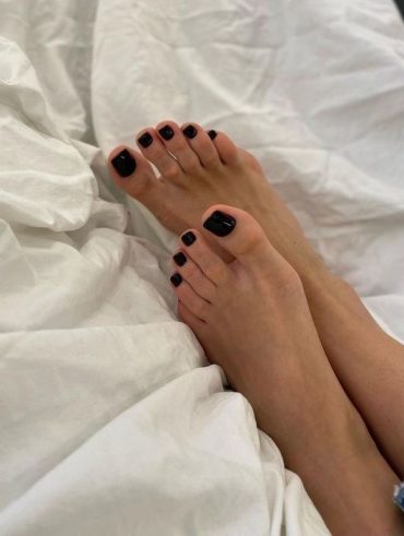 Unhas dos pés com esmalte preto