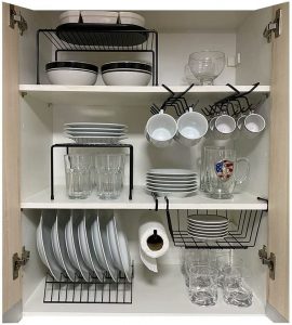 Organizadores para louças, pratos e xícaras no armário da cozinha