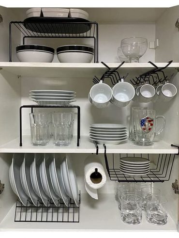 Organizadores para louças, pratos e xícaras no armário da cozinha
