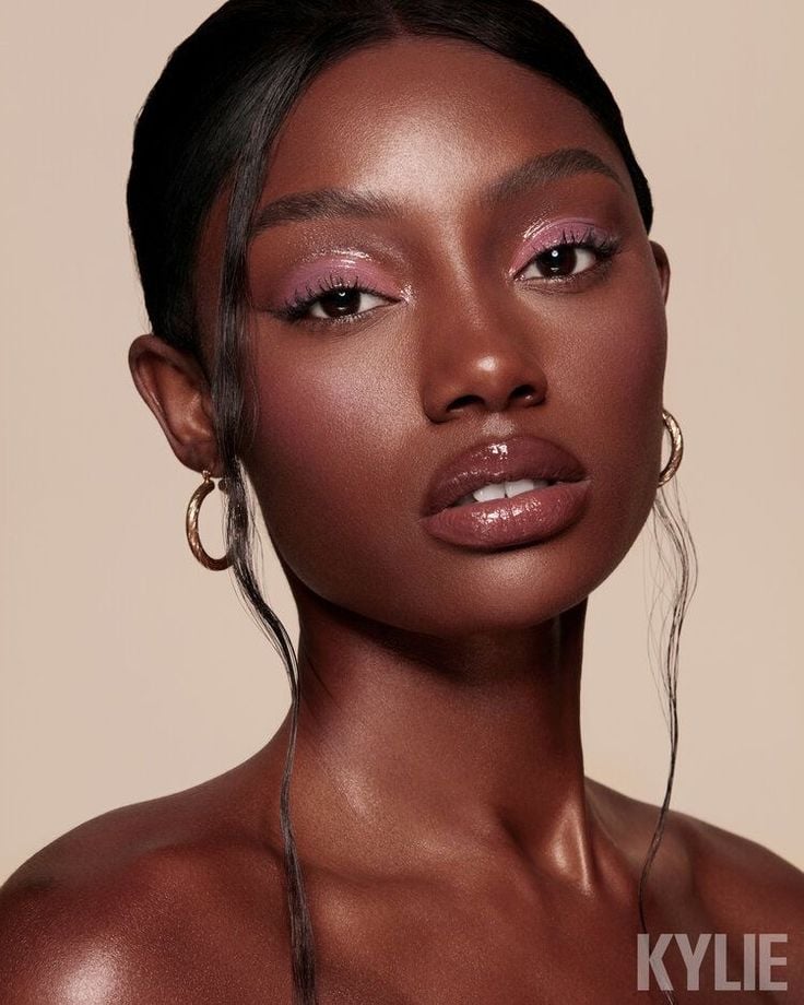 Mulher negra com batom nude