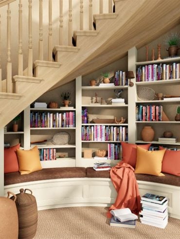 Estante com livros debaixo da escada