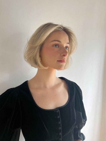 Mulher branca e loira, com corte de cabelo bubble bob