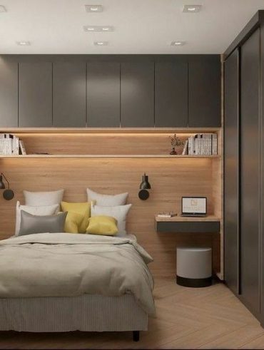 Quarto de casal com cabeceira e prateleira embutida no guarda-roupa