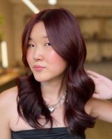 Mulher asiática com cabelo vermelho cereja liso