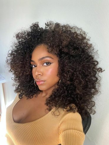 Mulher negra de cabelo cacheado