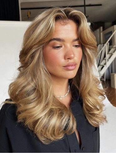 Mulher com corte de cabelo butterfly cut