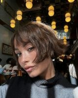 Mulher com corte de cabelo bob