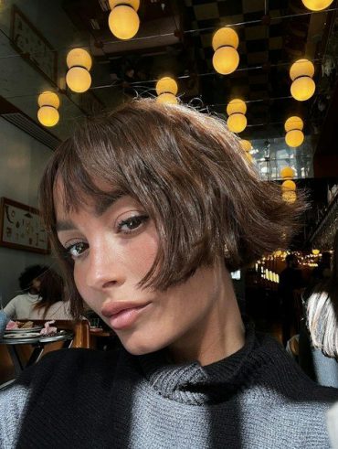 Mulher com corte de cabelo bob
