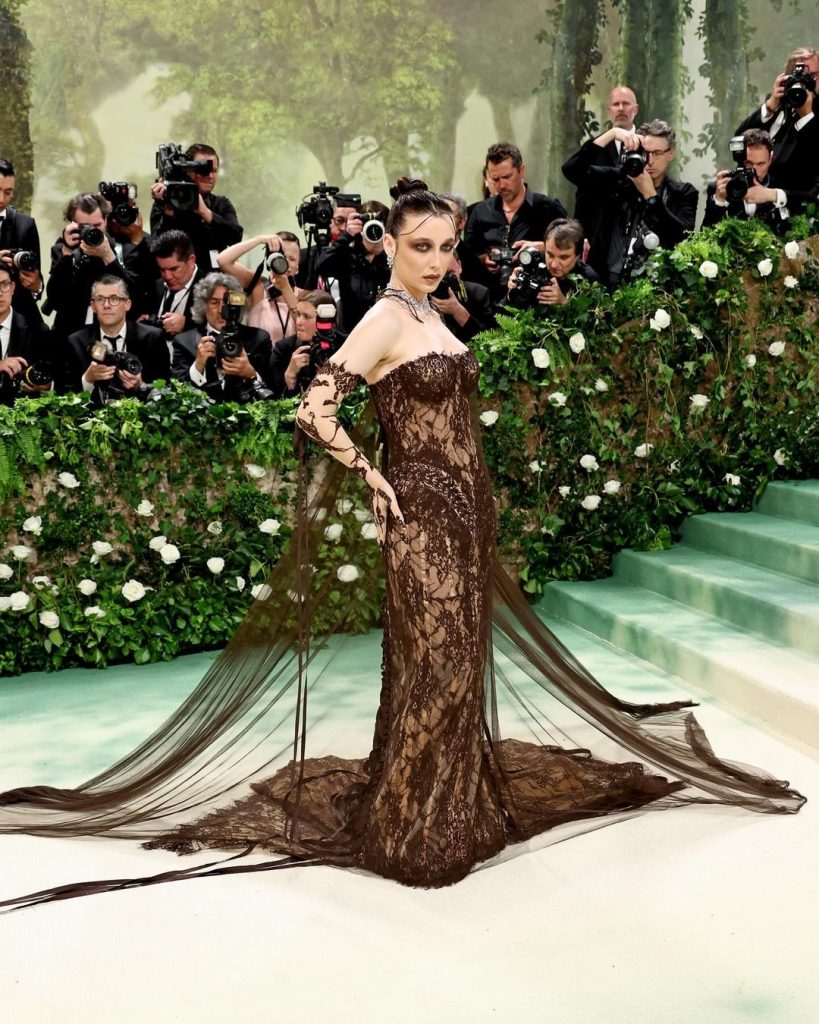 Emma Chamberlain apareceu no Met Gala com batom escuro